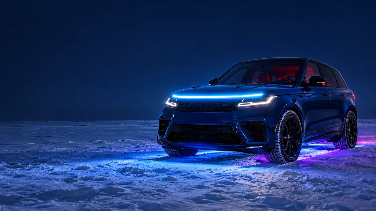 SUV azul con luz azul intensa en la parrilla e iluminación inferior de colores en una escena nocturna nevada